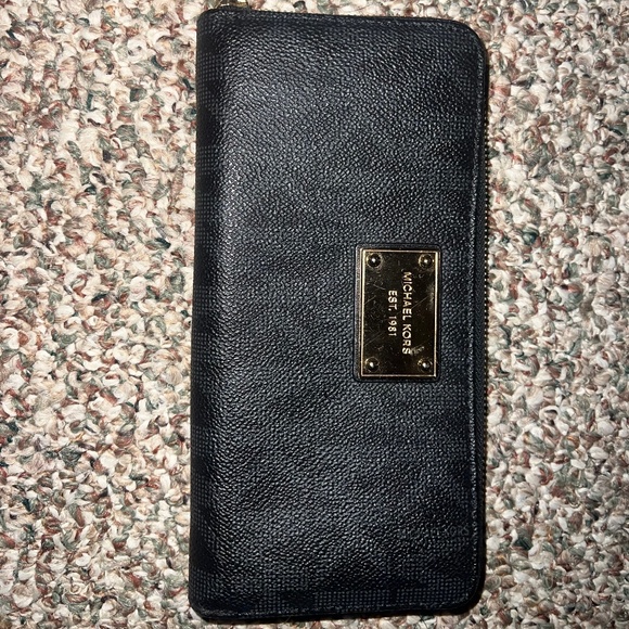 Michael Kors wallet - Picture 1 of 3
